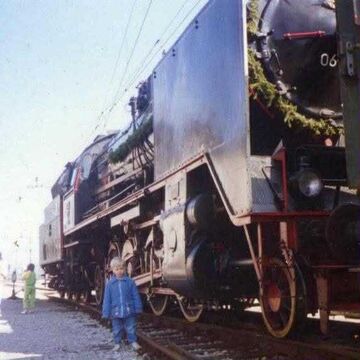 Mali Rok Šmon ob parni lokomotivi